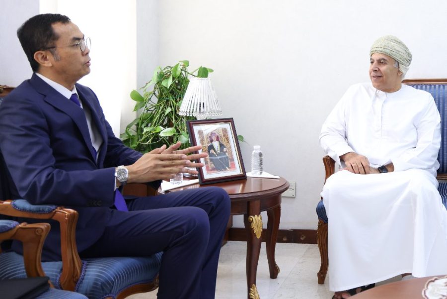 0S6A1583 His Excellency the Undersecretary of the Ministry of Foreign Affairs for Administrative and Financial Affairs receives the Singaporean Chargé d'Affaires