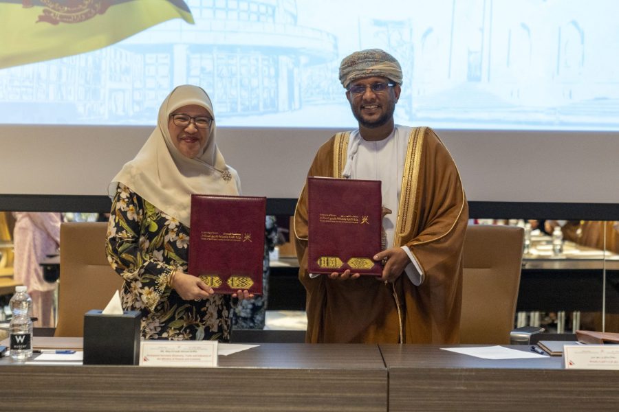 13_02_25_Brunei_OmanBruneiJointCommittee_image2 عقدت اللجنة العُمانية البروناوية المشتركة اليوم بمسقط، اجتماعها الرابع لمناقشة تعزيز علاقات التعاون في المجالات الاقتصادية والاستثمارية والثقافية بين البلدين الصديقين.
ترأس الجانب العُماني سعادة الدكتور صالح بن سعيد مسن وكيل وزارة التجارة والصناعة وترويج الاستثمار للتجارة والصناعة، فيما ترأس الجانب البروناوي سعادة الدكتورة الحاجة مي فايزة بنت الحاج أحمد عارفين وكيلة وزارة المالية والاقتصاد للاقتصاد في بروناي دار السلام، بمشاركة عدد من المسؤولين من الجانبين.
وتم خلال الاجتماع بحث العلاقات التجارية والاستثمارية بين البلدين وسبل تطويرها في القطاعات ذات الاهتمام المشترك منها تبادل الخبرات في أفضل الممارسات في كتابة وتطوير المناهج الدراسية وآليات إنتاج الكتب المدرسية وبرامج التوجيه المهني في كلا البلدين، وتعزيز التعاون في برامج التوجيه الطلابي، ومبادرات التوعية الصحية، ودراسة اتجاهات سوق العمل واحتياجاته المستقبلية، وتعزيز التعاون في مجال جمع وحفظ وترميم المخطوطات بين الجانبين.
كما تم مناقشة موضوع تنظيم جلسات حوارية دورية تضم كُتّابًا ومفكرين بارزين من كلا البلدين، وتشجيع المشاركة المتبادلة في المهرجانات والفعاليات والمعارض الثقافية والرياضية والشبابية، وتنظيم معسكرات تدريبية للفرق الرياضية في المدن السياحية بكلا البلدين وطرق إدارة الأنشطة والبرامج، واستراتيجيات الاستثمار، وتعزيز التعاون وتبادل الخبرات في مجالات العمل والموارد البشرية والتدريب.