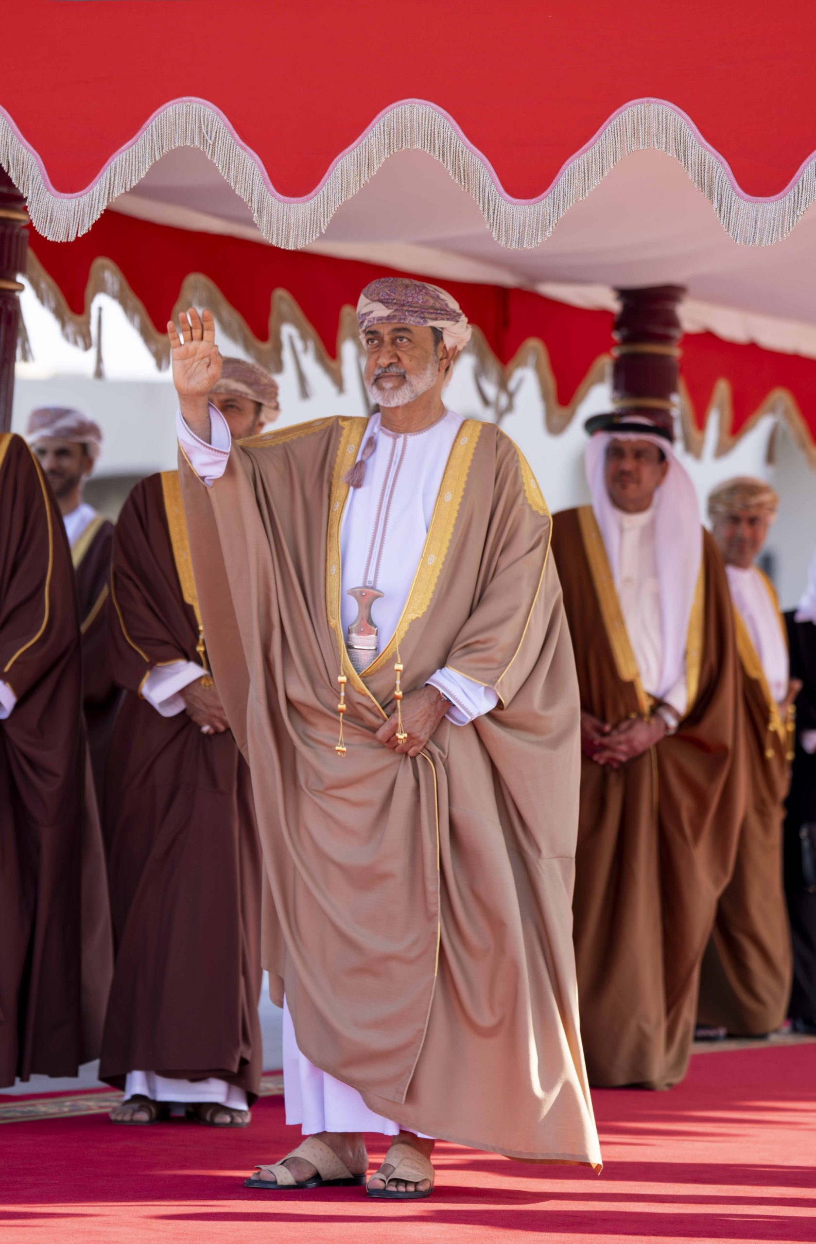 جلالة السُّلطان المعظّم في مقدّمة مودّعي ملك البحرين 