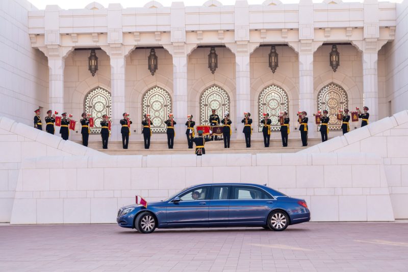Emir of Qatar arrives in Oman