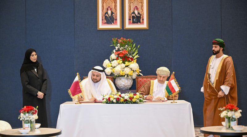سلطنةُ عُمان ودولةُ قطر توقّعان على مذكّرتي تفاهم و3 برامج تنفيذيّة
