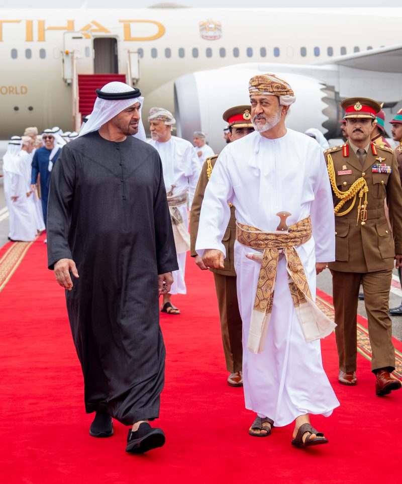 جلالةُ السُّلطان المعظم في مقدّمة مُستقبلي أخيه رئيس دولة الإمارات
