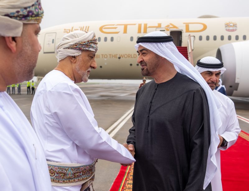 جلالةُ السُّلطان المعظم في مقدّمة مُستقبلي أخيه رئيس دولة الإمارات