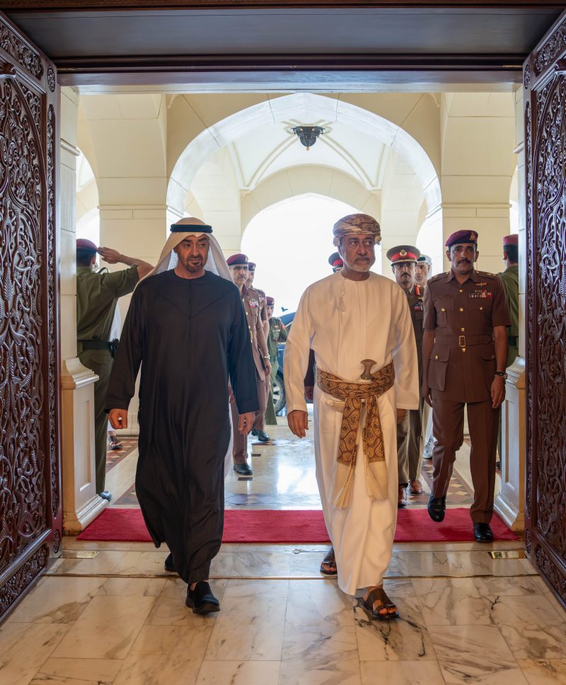 جلالةُ السُّلطان ورئيس دولة الإمارات يستعرضان القضايا الراهنة ومجالات التعاون والشراكة