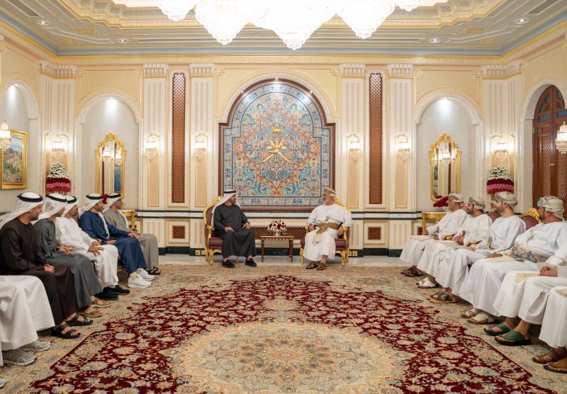 جلالةُ السُّلطان ورئيس دولة الإمارات يستعرضان القضايا الراهنة ومجالات التعاون والشراكة