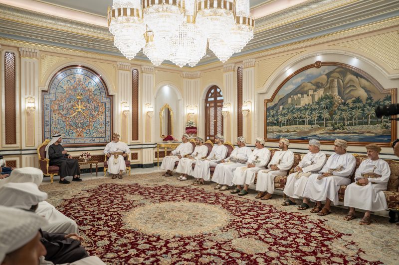 جلالةُ السُّلطان ورئيس دولة الإمارات يستعرضان القضايا الراهنة ومجالات التعاون والشراكة