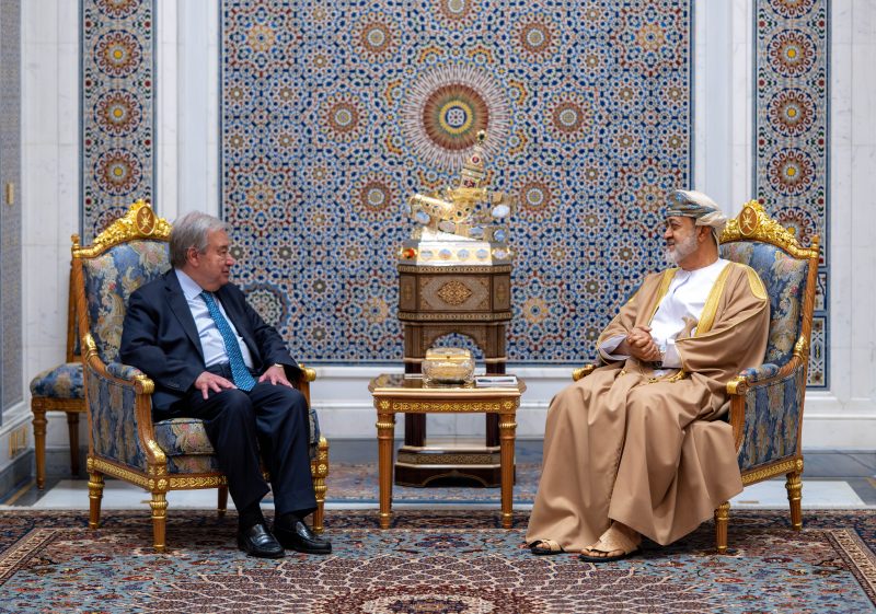 جلالةُ السُّلطان المُعظم يمنح وسامًا للأمين العام للأمم المتحدة