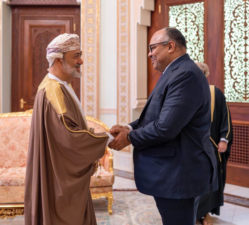 جلالةُ السُّلطان المُعظّم يتسلّم رسالةً خطيّةً من الرئيسة التنزانية