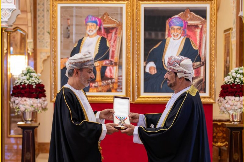 جلالة السلطان المعظم يمنح أوسمة الإشادة لقيادات وزارة الخارجية