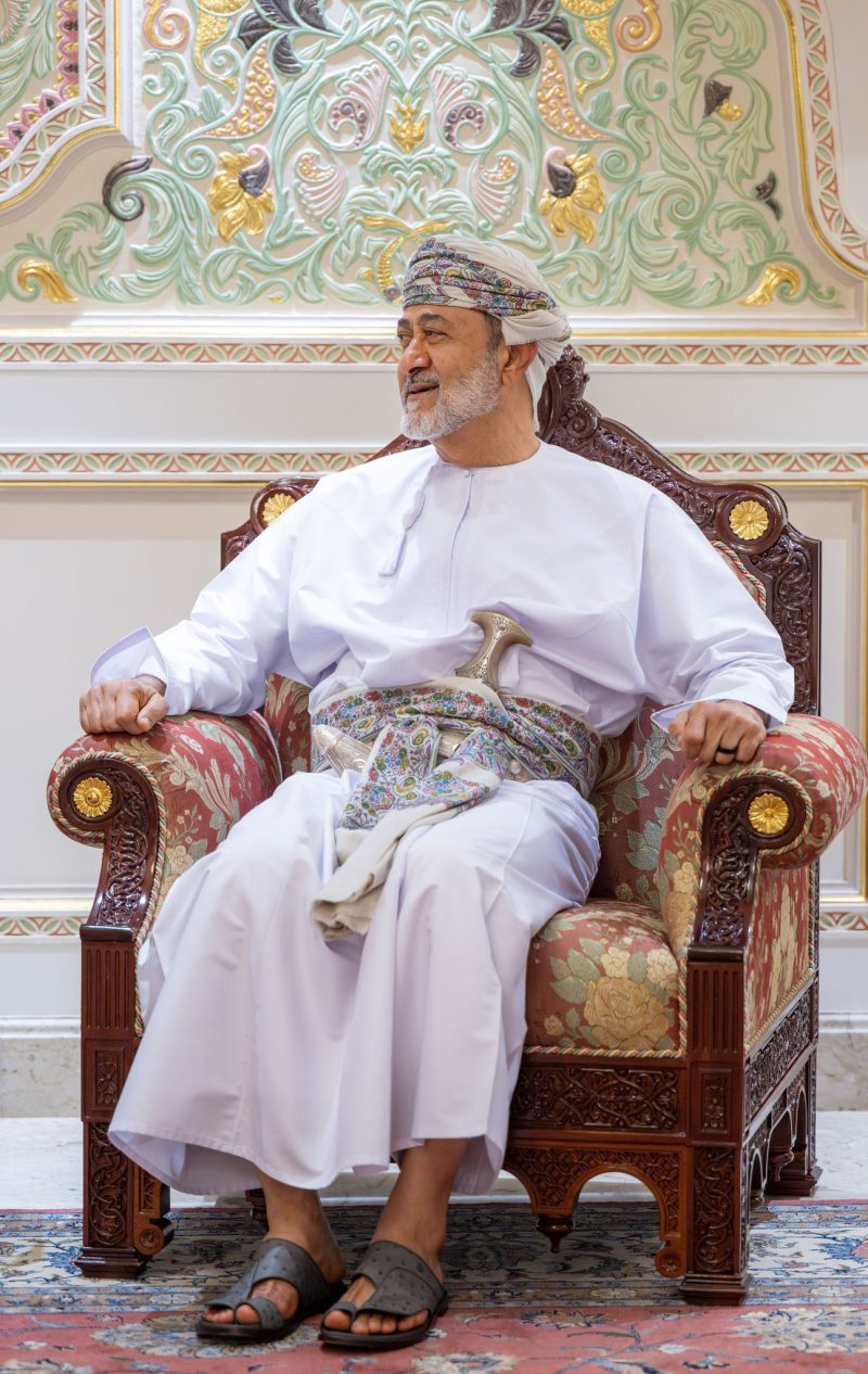 جلالةُ السُّلطان وأخوه ملك البحرين يعقدان لقاءً وديًّا ببيت الرّباط العامر بصلالة