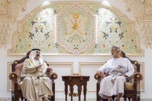 جلالةُ السُّلطان وأخوه ملك البحرين يعقدان لقاءً وديًّا ببيت الرّباط العامر بصلالة