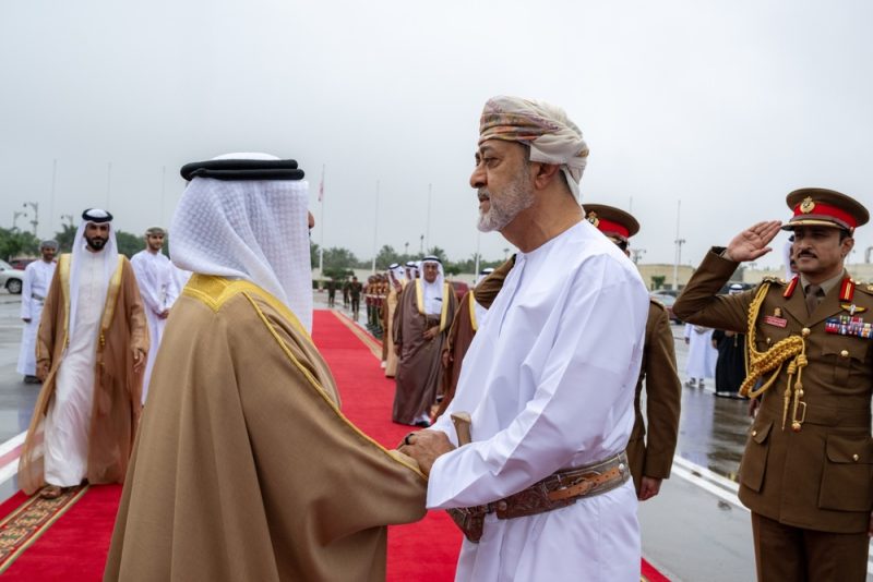 جلالةُ السُّلطان المعظّم يودّع أخاه ملك البحرين
