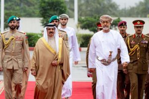 جلالةُ السُّلطان المعظّم يودّع أخاه ملك البحرين