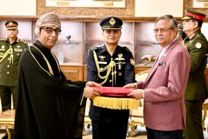 سفير سلطنة عُمان يقدم أوراق اعتماده لرئيس بنغلاديش