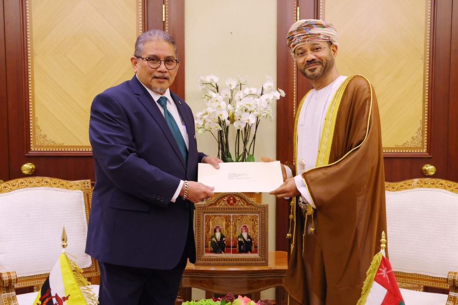 جلالة السلطان المعظم يتلقى رسالة خطية من سلطان بروناي جلالة السلطان المعظم يتلقى رسالة خطية من سلطان بروناي