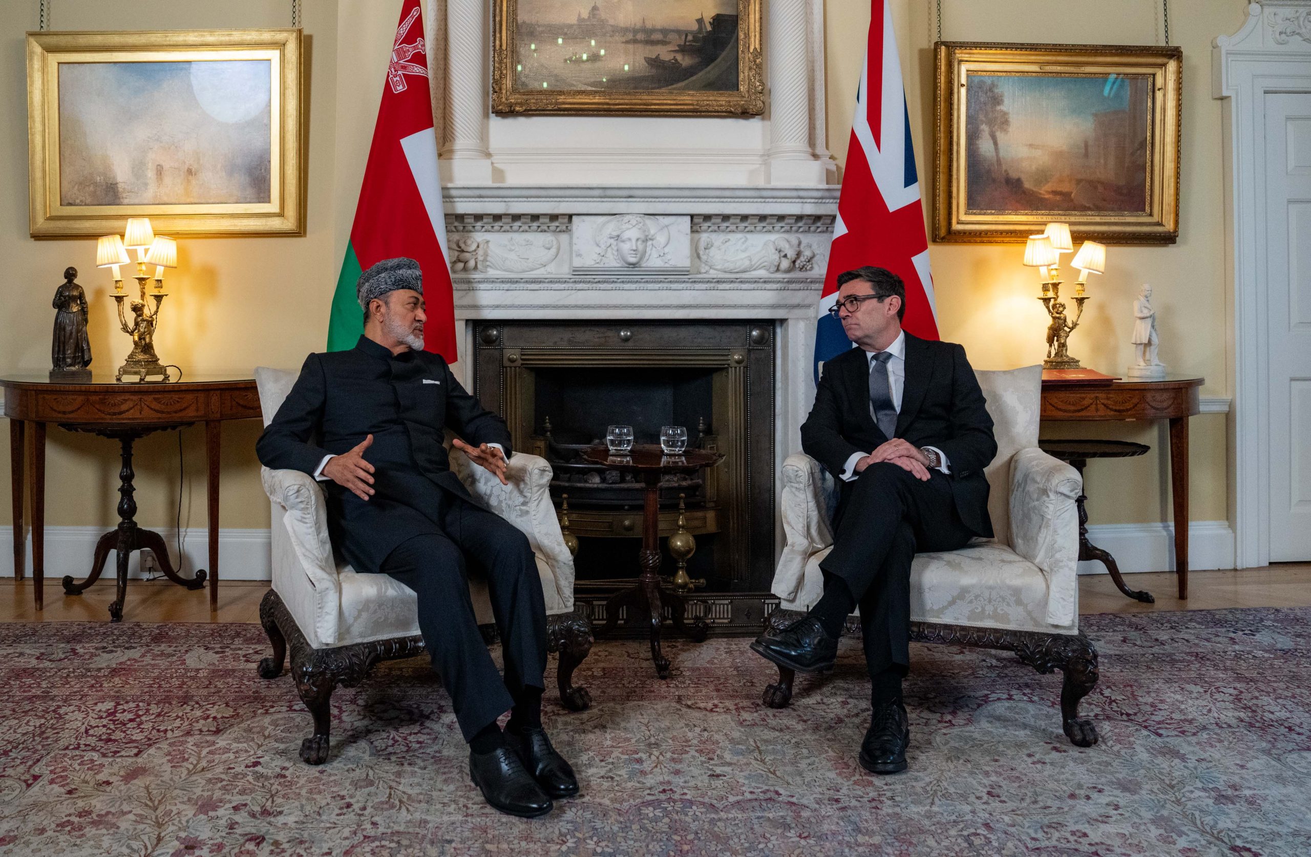 Il sultano Haitham bin Tarik e Andy Burnham durante l’incontro a Downing Street