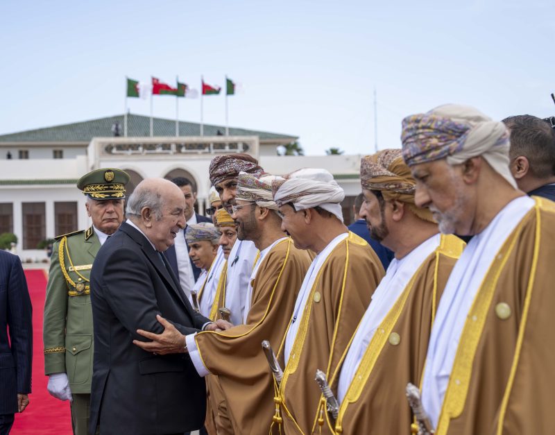 جلالةُ السُّلطان المعظّم يغادر الجزائر