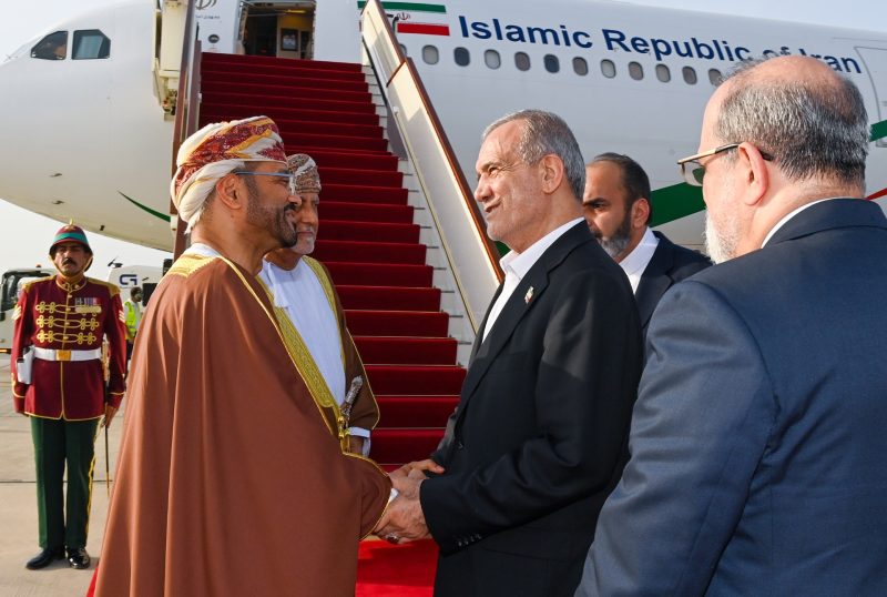 الرئيس الإيراني يُغادر سلطنة عُمان