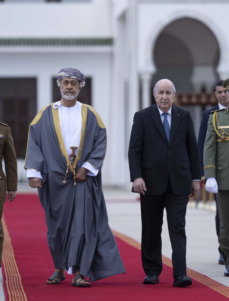 جلالةُ السُّلطان المعظّم يغادر الجزائر