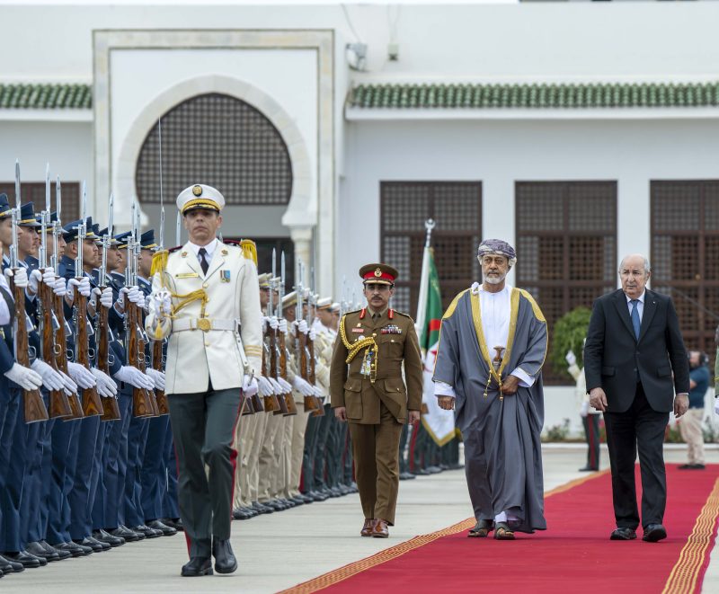 جلالةُ السُّلطان المعظّم يغادر الجزائر