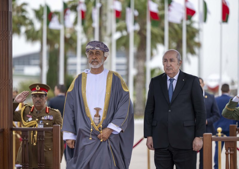 جلالةُ السُّلطان المعظّم يغادر الجزائر