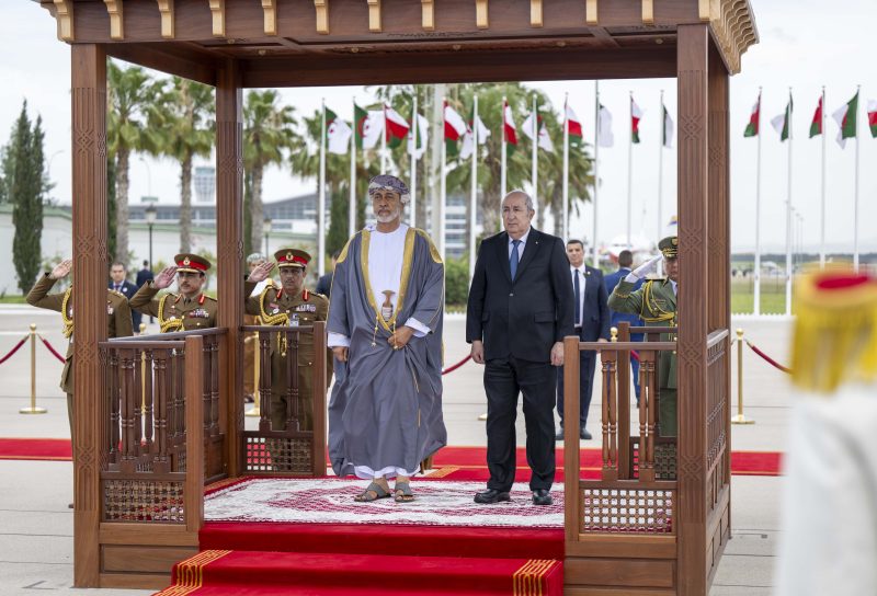 جلالةُ السُّلطان المعظّم يغادر الجزائر