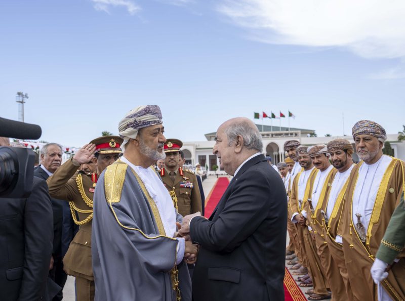 جلالةُ السُّلطان المعظّم يغادر الجزائر