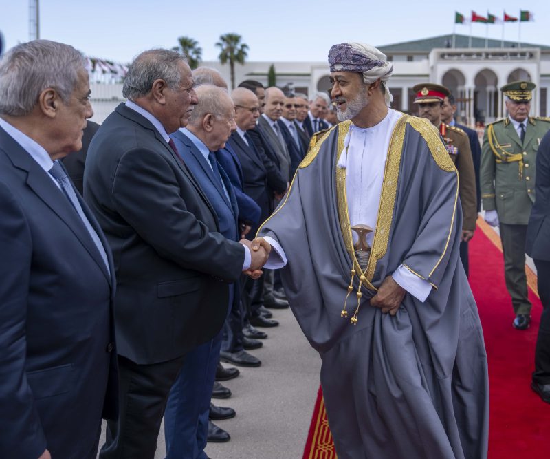 جلالةُ السُّلطان المعظّم يغادر الجزائر
