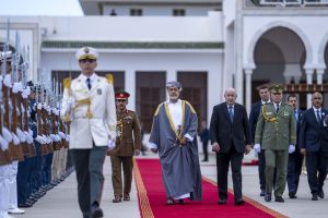 جلالةُ السُّلطان المعظّم يغادر الجزائر