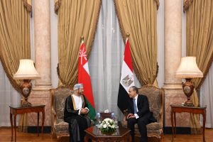 وزير الخارجية يعقد لقاءً ثنائيًّا مغلقًا مع نظيره المصري في القاهرة