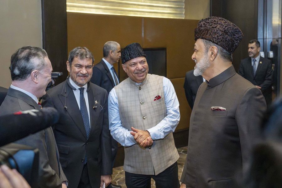 His Majesty the Sultan meets a number of businessmen in India His Majesty the Sultan meets a number of businessmen in India
