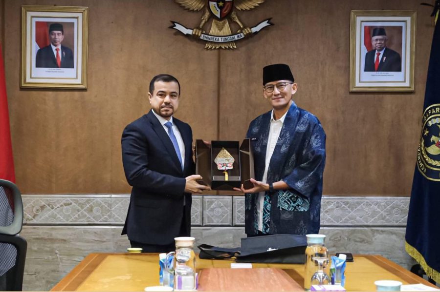 GFT887JW8AAM86R Indonesia: The Minister of Tourism and Innovative Economy receives the Ambassador of the Sultanate of Oman