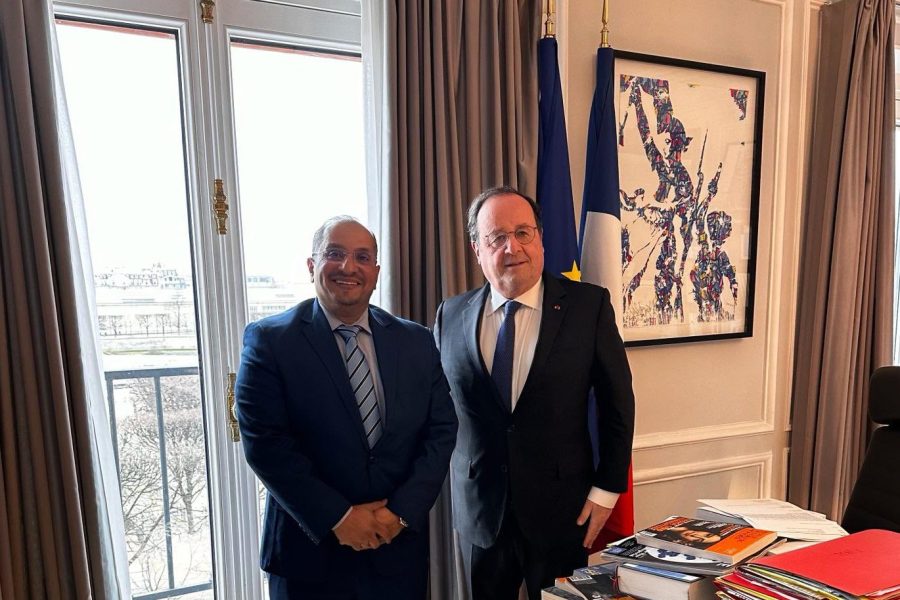 GFlCw9uXoAADfyp The former French president receives the Omani ambassador to France