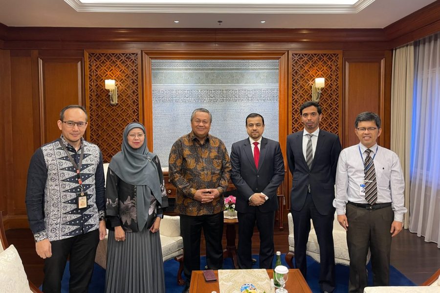 H.E. Ambassador meets H.E. Perry Warjo, Governor of Bank Indonesia Oman Ambassador Indonesia with Governor of Bank Indonesia