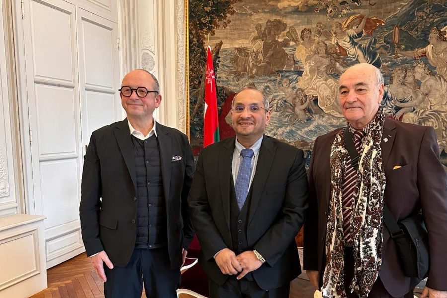GHRK99NWMAAfWxr (1) France: The ambassador meets an official and a businessman