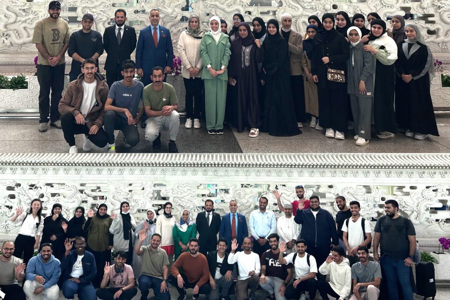 GLSLOeJWAAAATtW China: His Excellency the Ambassador receives a student delegation from the Sultanate of Oman