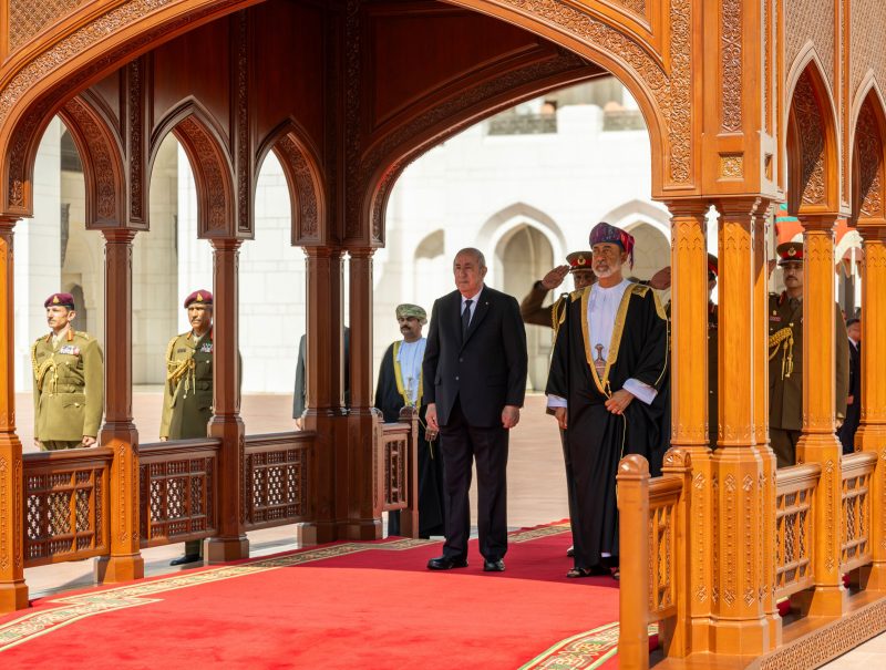 مراسمُ استقبالٍ رسميّة للرئيس الجزائري بمناسبة زيارته سلطنة عُمان