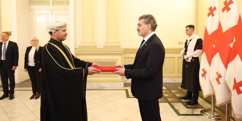 جورجيا: سفير سلطنة عُمان يقدم أوراق اعتماده للرئيس الجورجي
