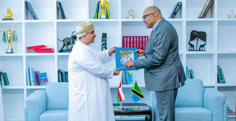 تنزانيا: وزير الخارجية التنزاني يستقبل سفير سلطنة عُمان لبحث التعاون الثنائي