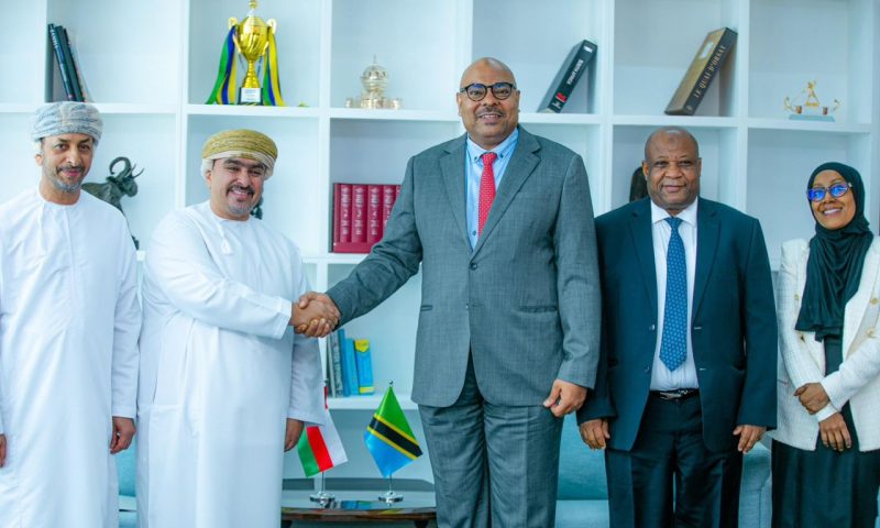 تنزانيا: وزير الخارجية التنزاني يستقبل سفير سلطنة عُمان لبحث التعاون الثنائي