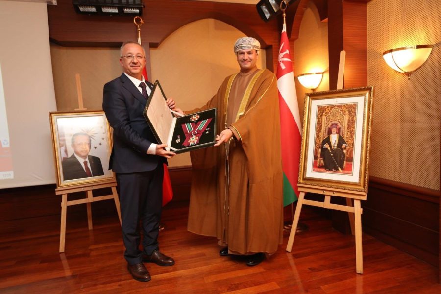 تركيا: جلالةُ السلطان المعظم يمنح وسام التكريم لرئيس جامعة غازي السابق تقديرًا لجهوده في تعزيز التعاون الثقافي والعلمي تركيا: جلالةُ السلطان المعظم يمنح وسام التكريم لرئيس جامعة غازي السابق تقديرًا لجهوده في تعزيز التعاون الثقافي والعلمي