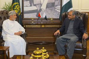 باكستان: سفير سلطنة عُمان يلتقي وزير الداخلية لبحث التعاون الثنائي