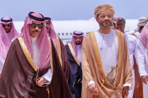 وزير الخارجية يعقد مع نظيره السعودي مباحثات ثنائية ويزوران منفذ الربع الخالي