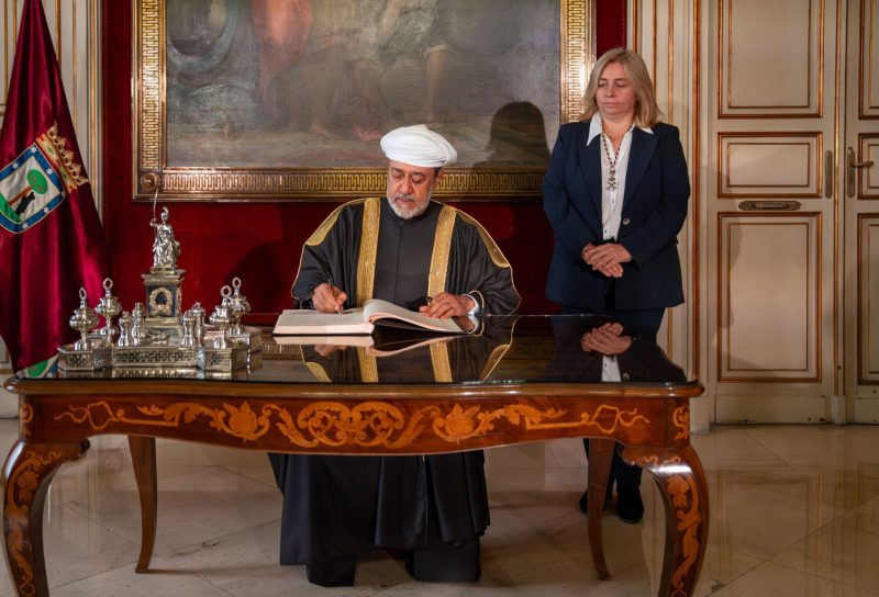 جلالةُ السُّلطان المُعظّم يزور قاعة مجلس مدينة مدريد