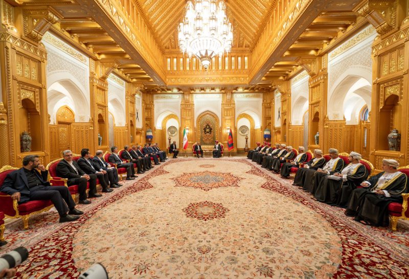 جلالة السُّلطان المعظّم والرئيس الإيراني يعقدان جلسة مباحثات رسميّة