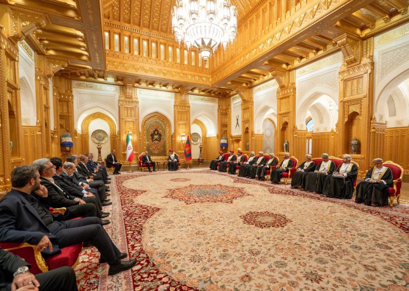 جلالة السُّلطان المعظّم والرئيس الإيراني يعقدان جلسة مباحثات رسميّة