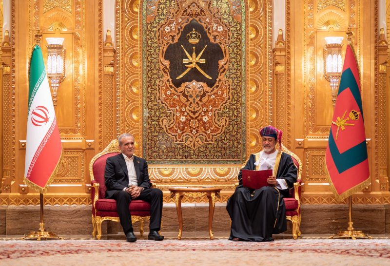 جلالة السُّلطان المعظّم والرئيس الإيراني يعقدان جلسة مباحثات رسميّة