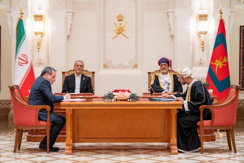 جلالة السُّلطان المعظّم والرئيس الإيراني يشهدان التوقيع على عددٍ من الاتفاقيات ومذكرات التفاهم