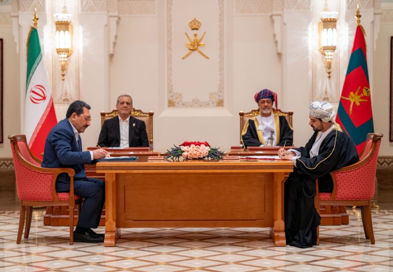 جلالة السُّلطان المعظّم والرئيس الإيراني يشهدان التوقيع على عددٍ من الاتفاقيات ومذكرات التفاهم 