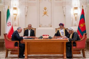 جلالة السُّلطان المعظّم والرئيس الإيراني يشهدان التوقيع على عددٍ من الاتفاقيات ومذكرات التفاهم